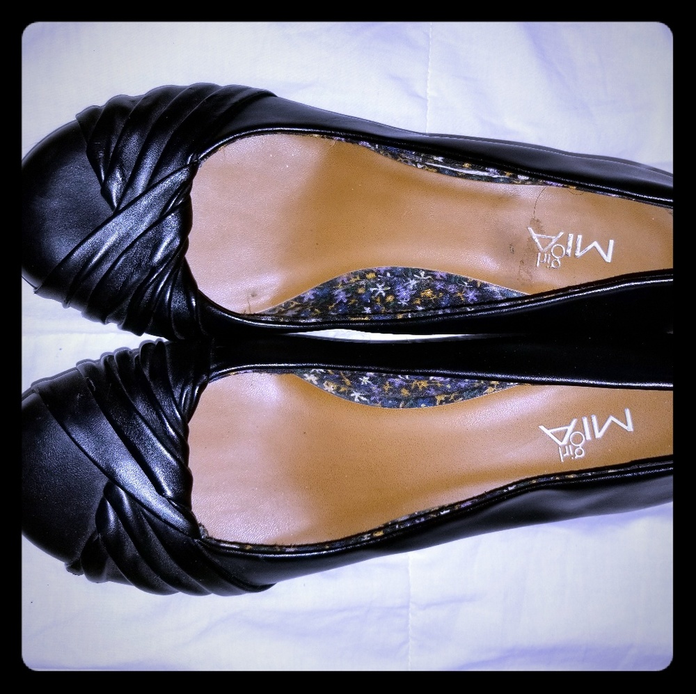 Girl Mia black wedges